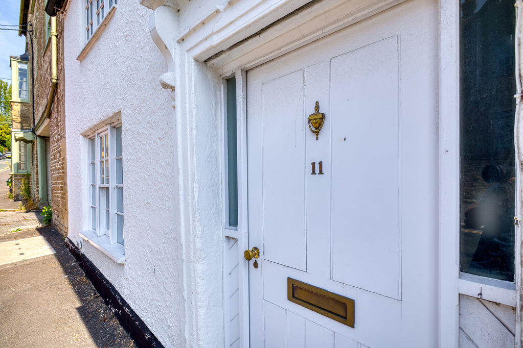 Period mid terrace cottage in the heart of Bruton photo 2