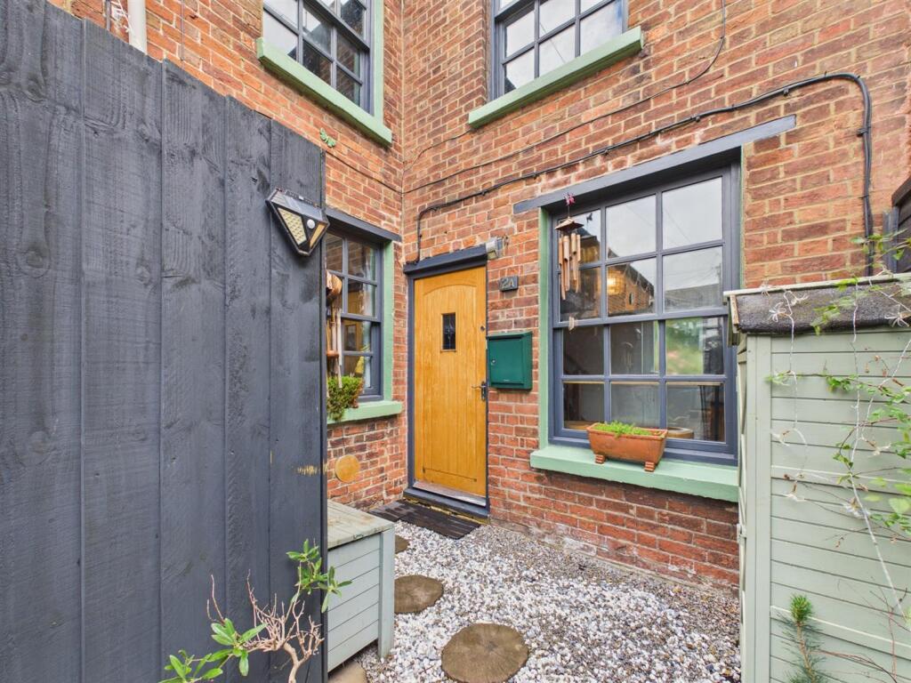 2-bed terraced on Northern Road, Aylesbury, Buckinghamshire, £280,000