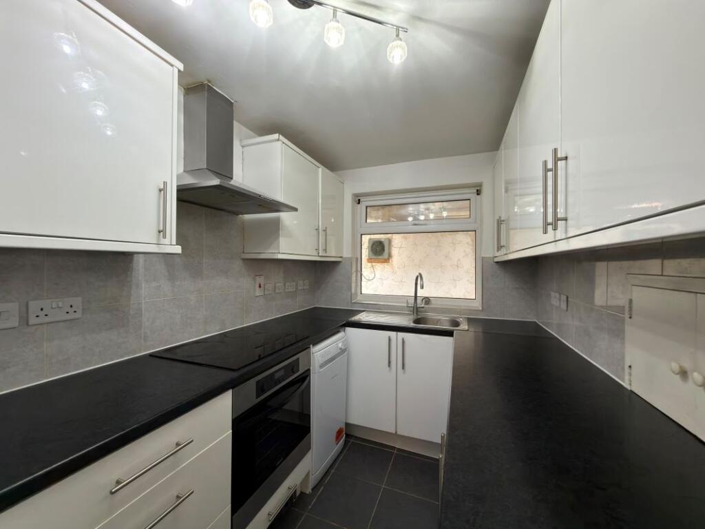 Apartment in London, Heston - View 5
