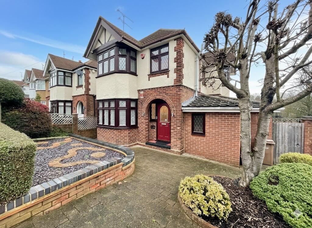 3-bed detached on Walcot Avenue, Luton, Bedfordshire, LU2 0PW, £475,000