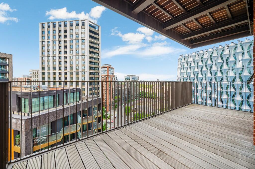 2-bed flat on Embassy Gardens, Legacy Building, London, SW11, £1,120,000