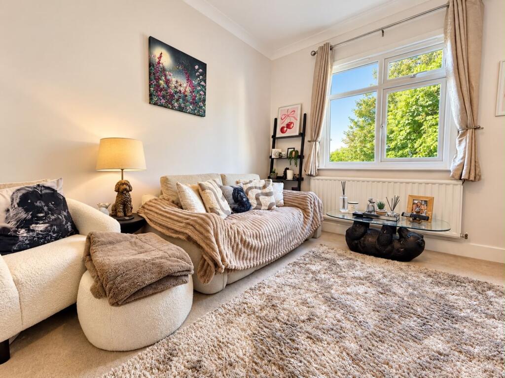 Apartment in Southend-on-Sea, Essex - More