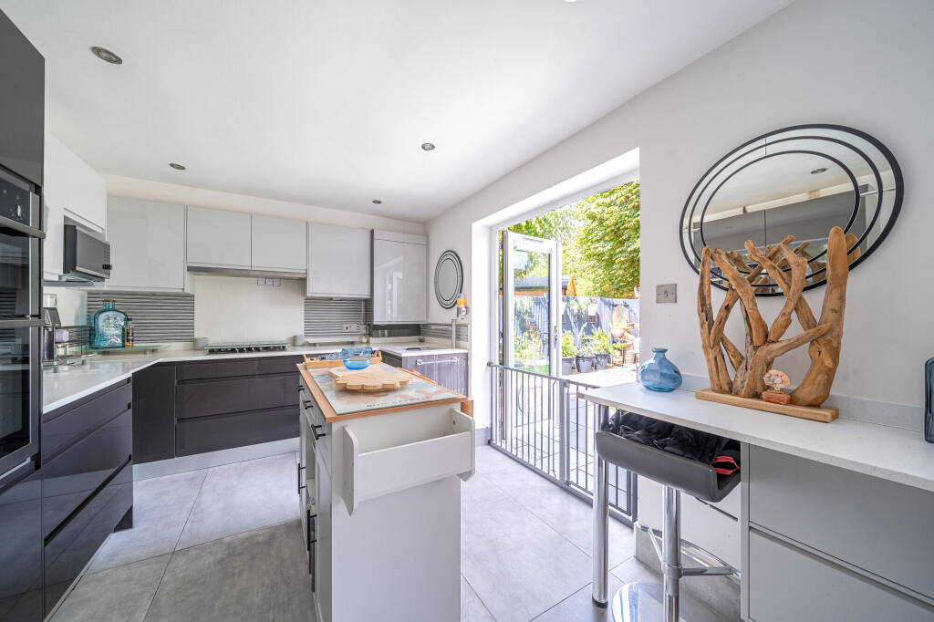 House in Wooburn Green, Berghers Hill, Wooburn - View 2