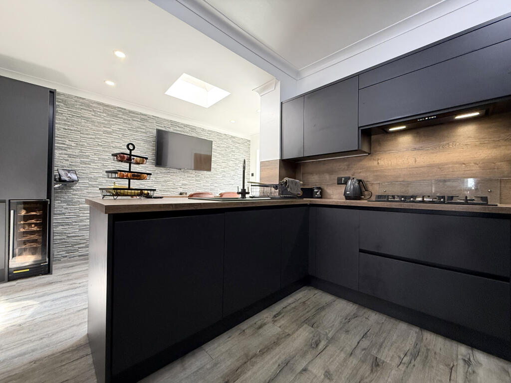 House in Abernant, Aberdare East - More