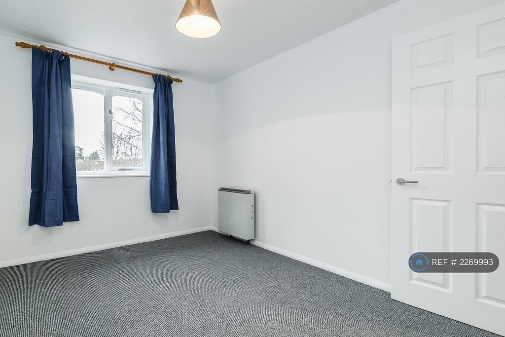 Apartment in Ilford - View 4