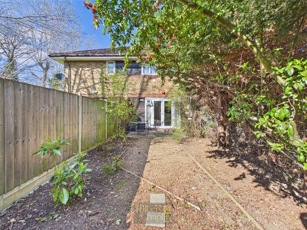 Woodstock Gardens, Laindon, Basildon, Essex, SS15 photo 2