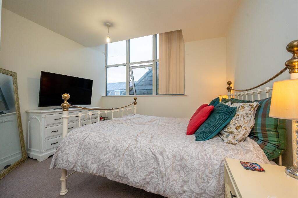 Apartment in Northampton - More