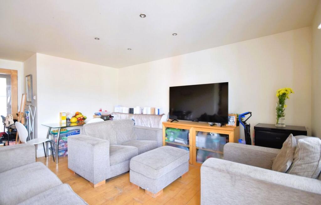Apartment in Kingston upon Thames - View 3