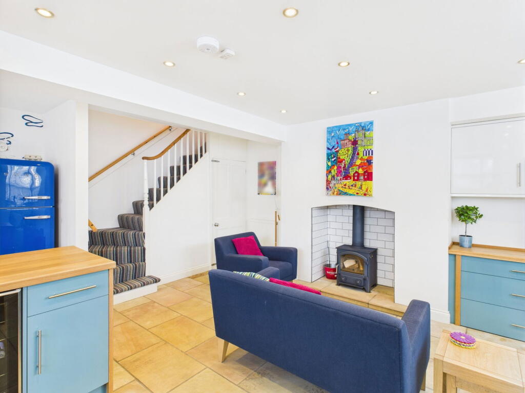 Crescent Place, Whitby, YO21 3HE photo 2