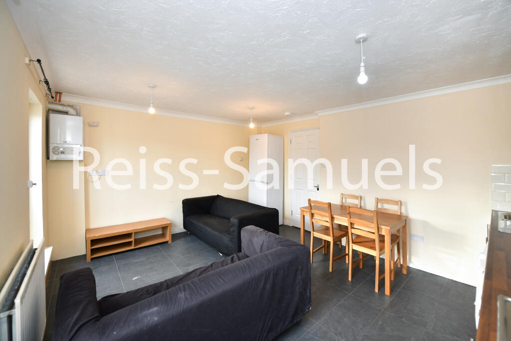 5 bedroom terraced house for rent