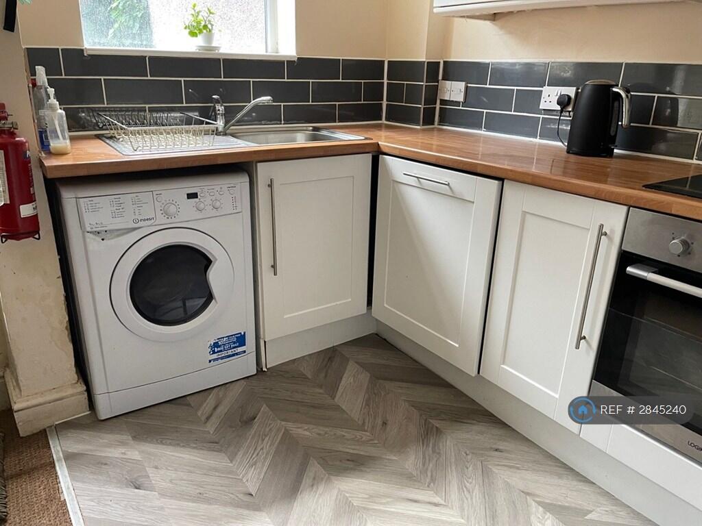 5 bedroom terraced house for rent