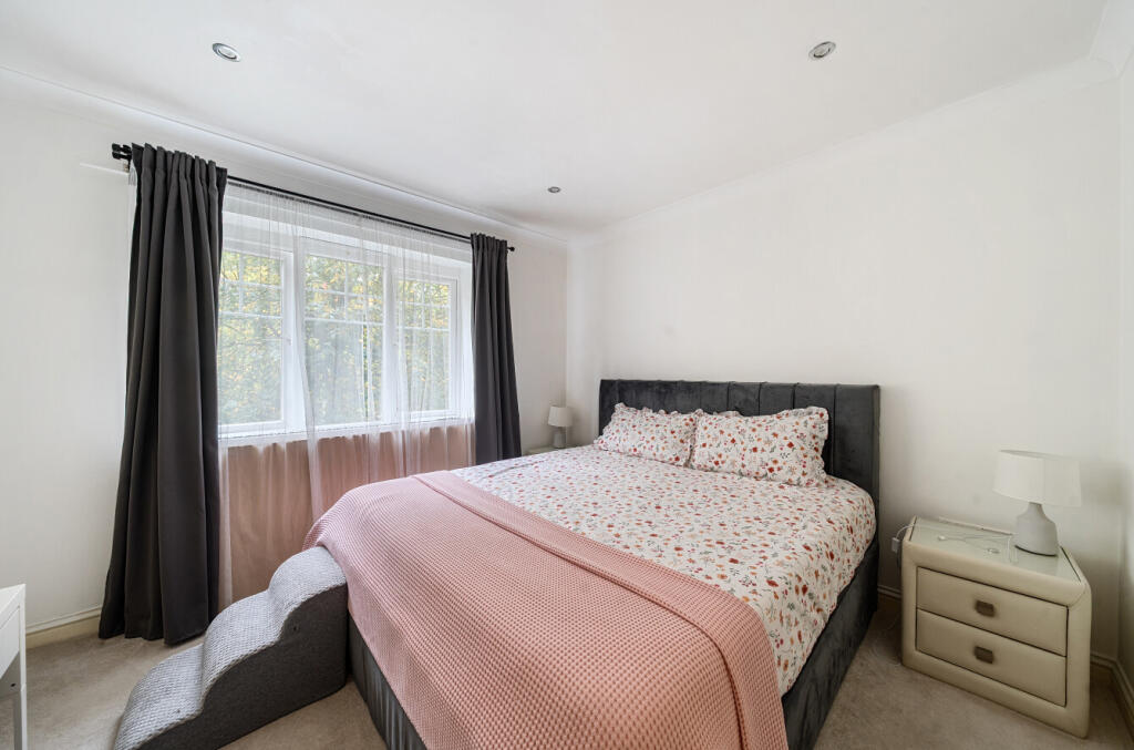 Apartment in Reading, Southcote - View 5