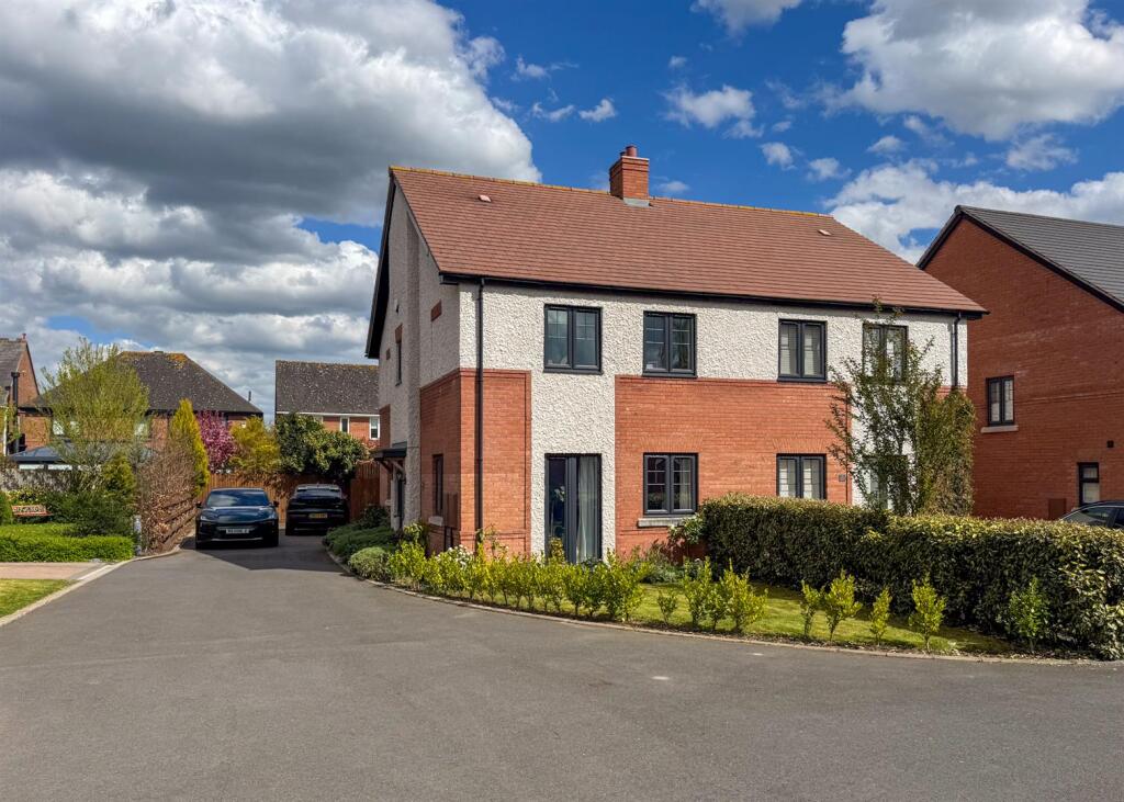 3-bed semi-detached on Appleyard Close, Rothley, £350,000