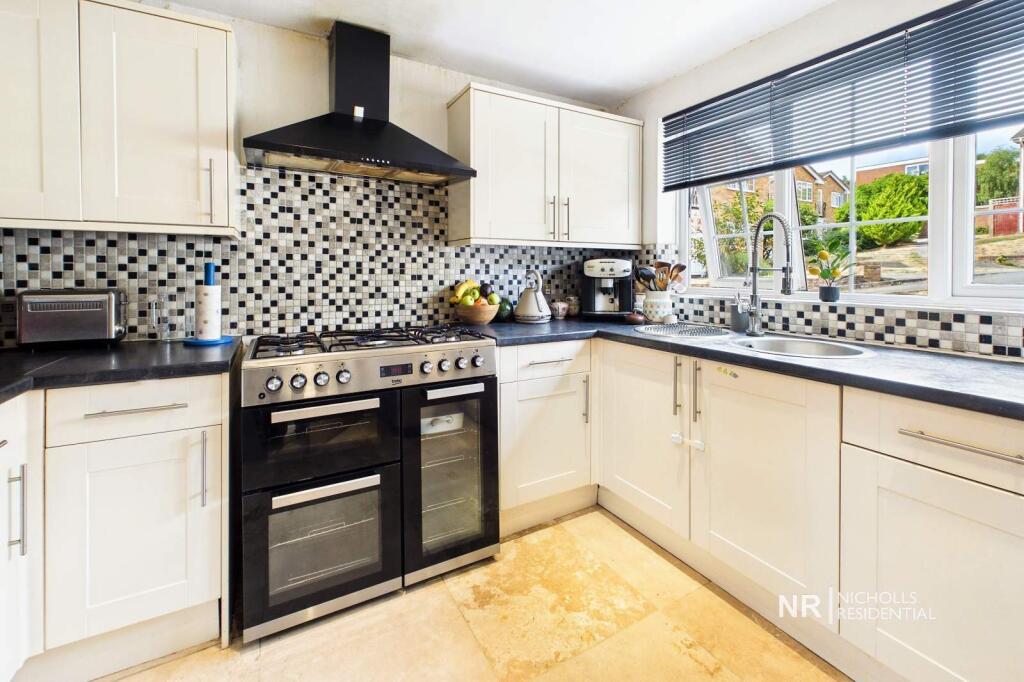 House in London, Chessington - View 4