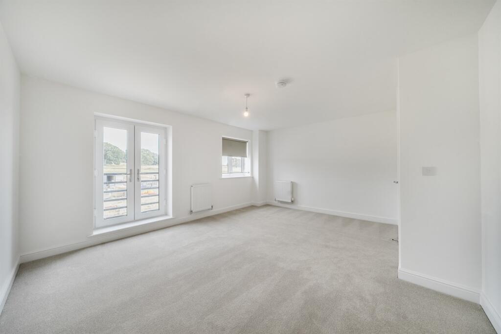 3 bedroom Terraced House in West Street, Upton - View 2