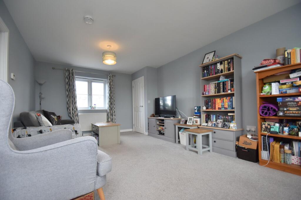 Gardener Crescent, Fenstanton, PE28 photo 2