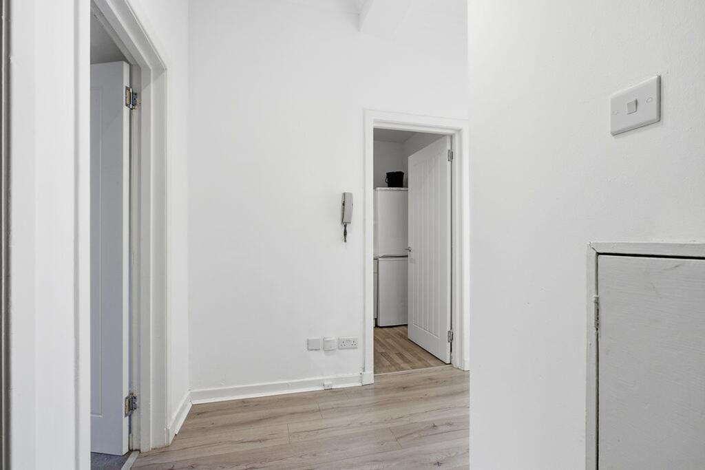 Apartment in Paisley, Renfrewshire - More