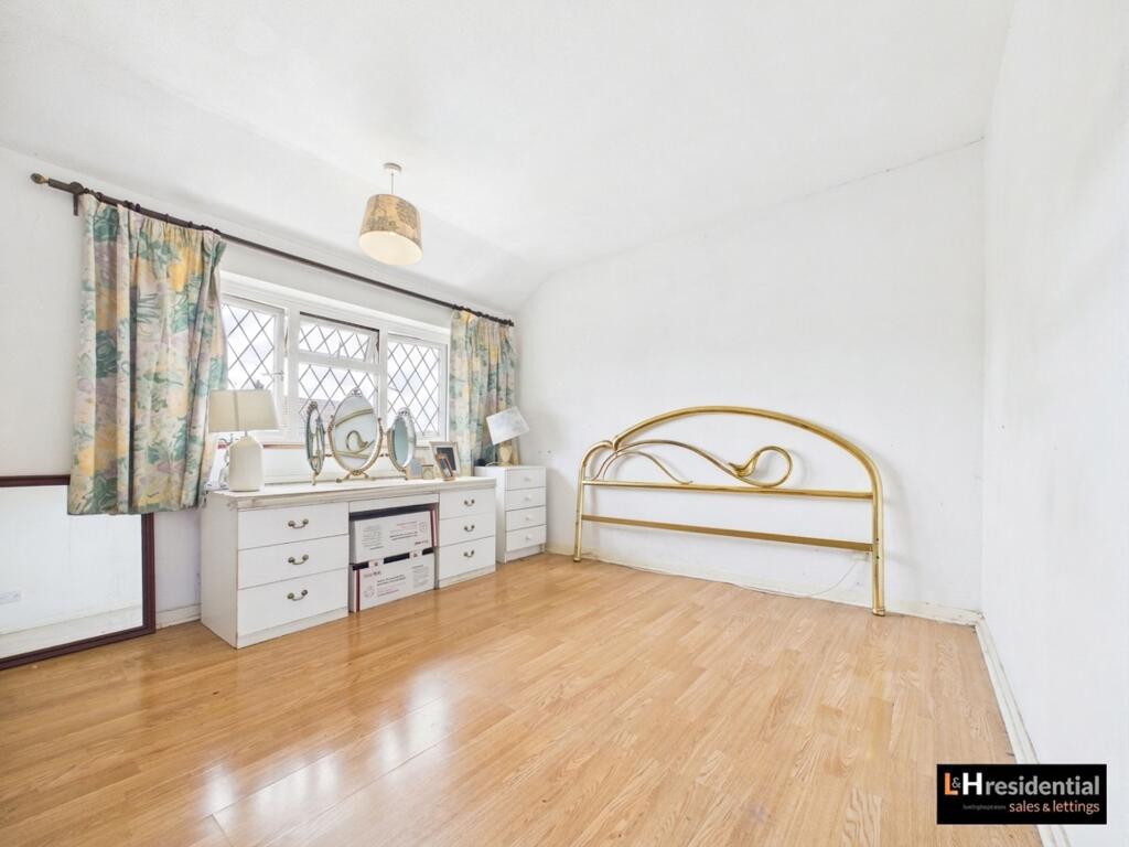House in Borehamwood, Elstree and Borehamwood - More