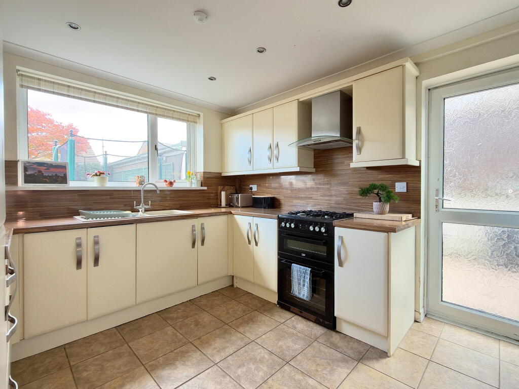 House in Swansea, Bon-y-maen - More