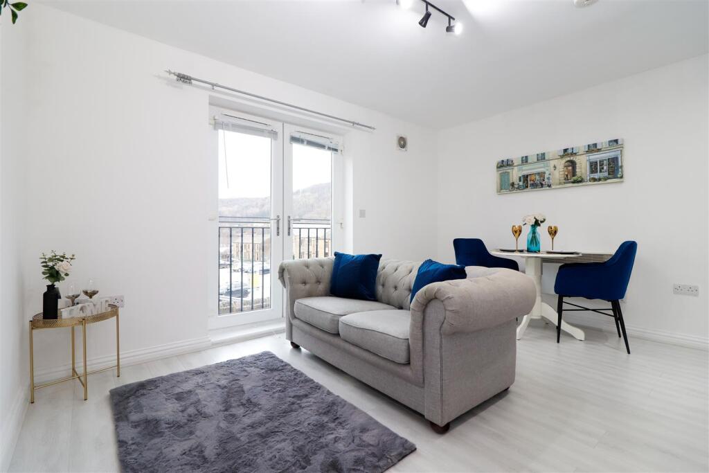 Main image of property: Wellington Point, Halifax, HX1 2LN