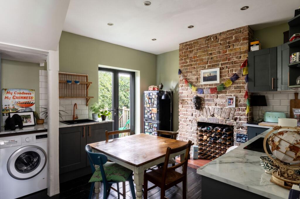 2 bedroom maisonette for rent