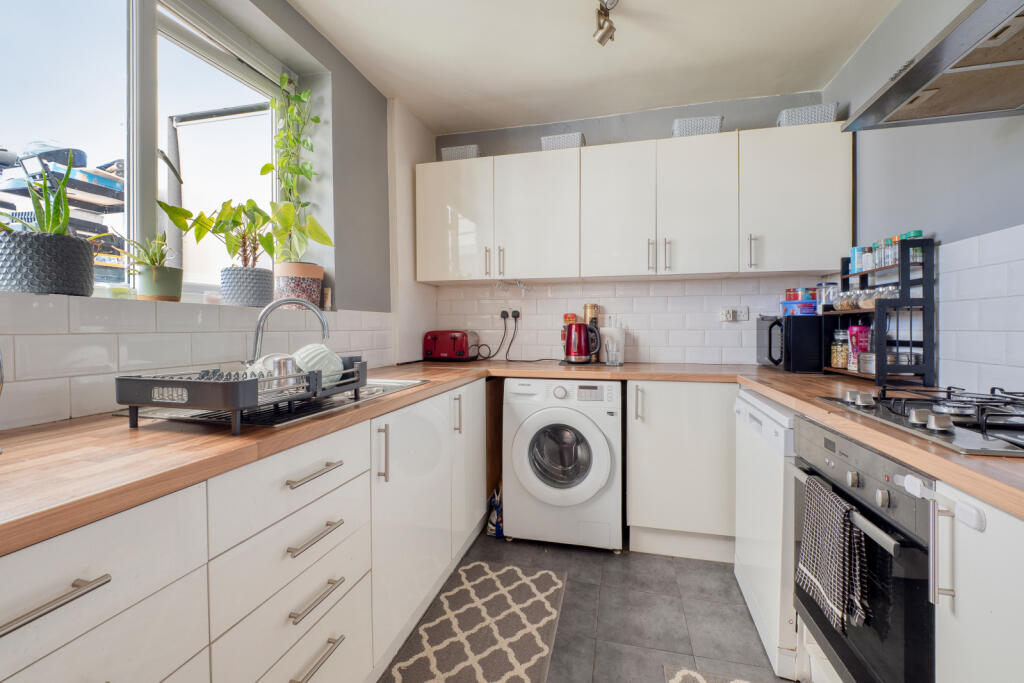 House in Sutton - View 3