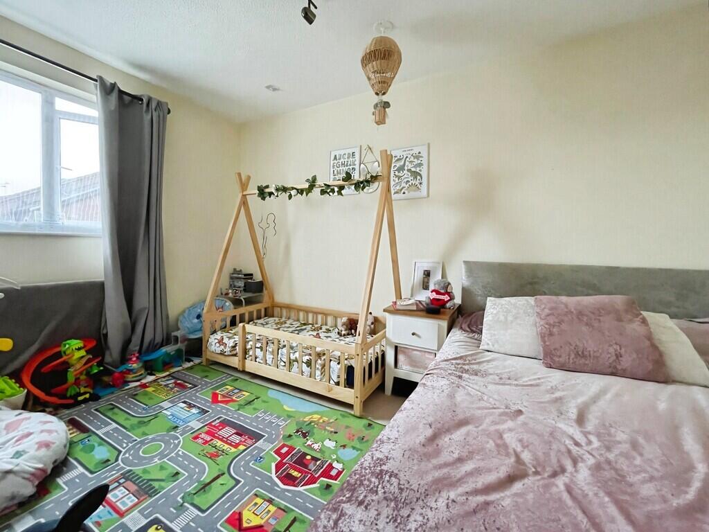 House in Cheltenham, Kingsditch, Springbank - More