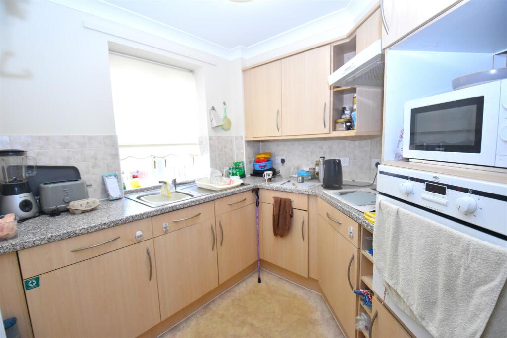 Ormond House, Roche Close, Rochford photo 4