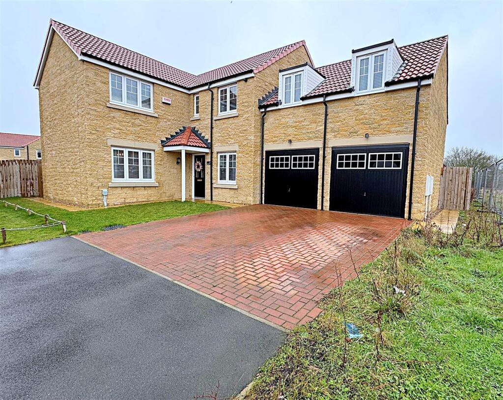 Main image of property: Albertross Drive, Humberston, Grimsby, N.E. Lincs, DN36  4ZN