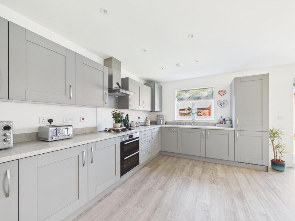 House in Tewkesbury, Twigworth Green, Twigworth - More