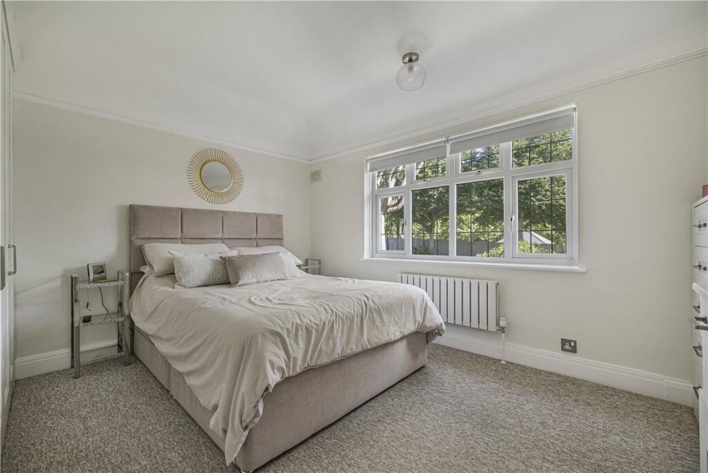 House in Orpington, Poverest, St Mary Cray - More