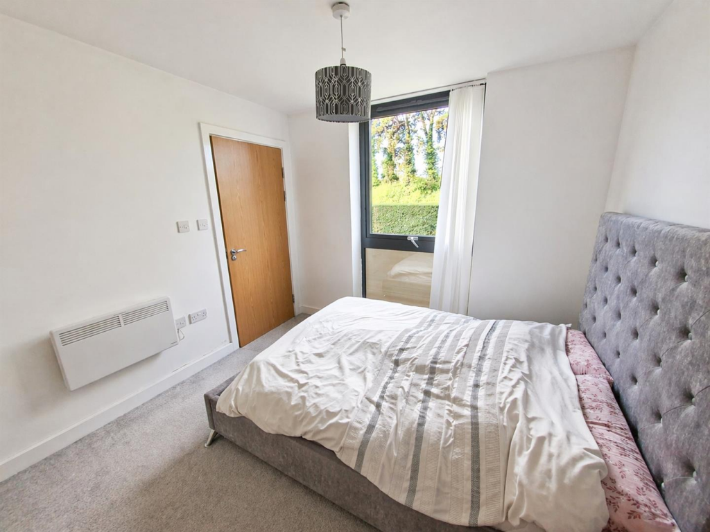 Apartment in Upton, St Crispin's - More