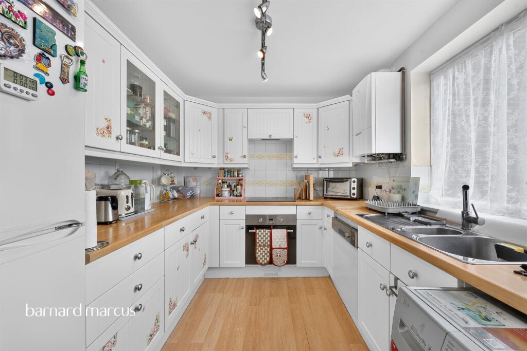 House in Sutton - View 4