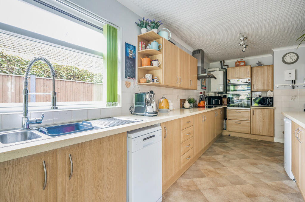 Rogers Road, Bishopstoke, Eastleigh, Hampshire, SO50 photo 2