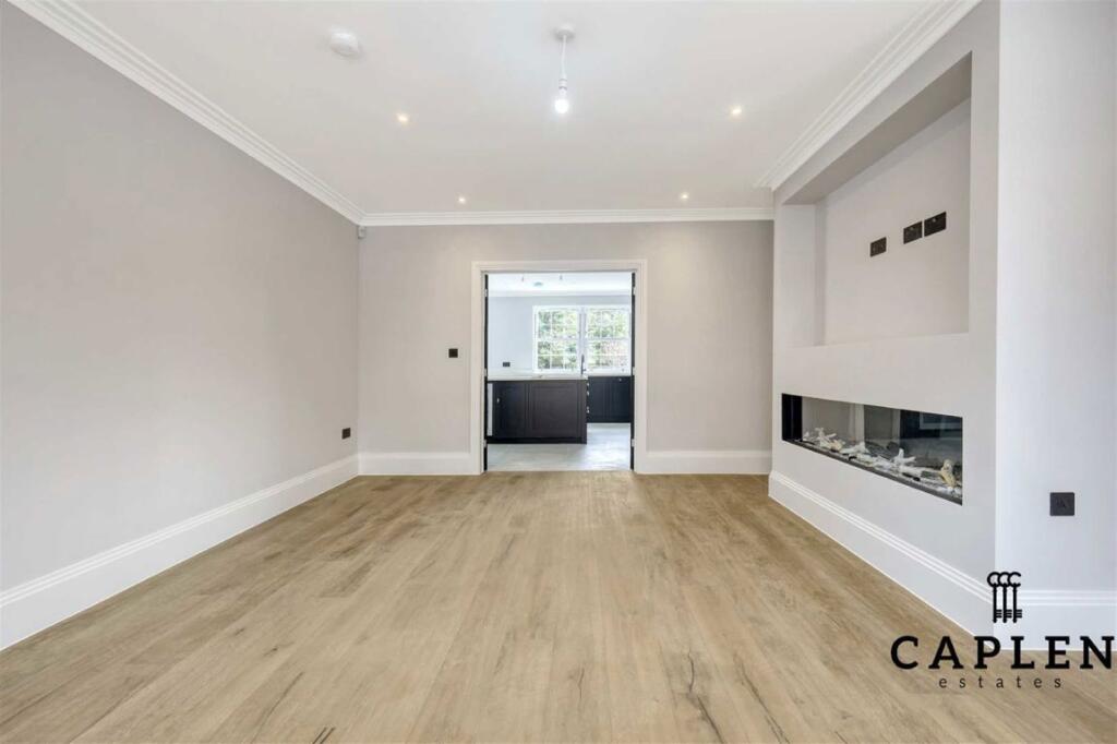House in Epping Forest, Epping - More