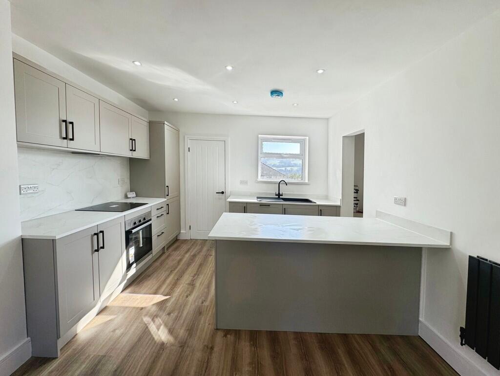 Brynglas Avenue, Pontllanfraith photo 4