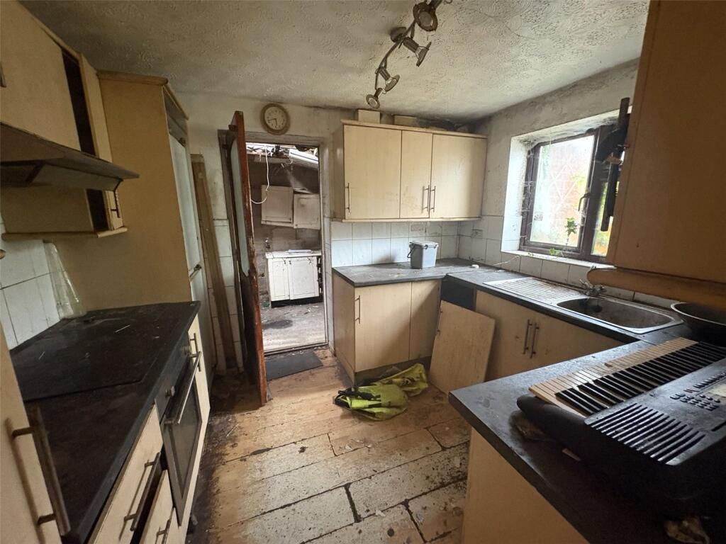 House in Caynham, Cleehill - More