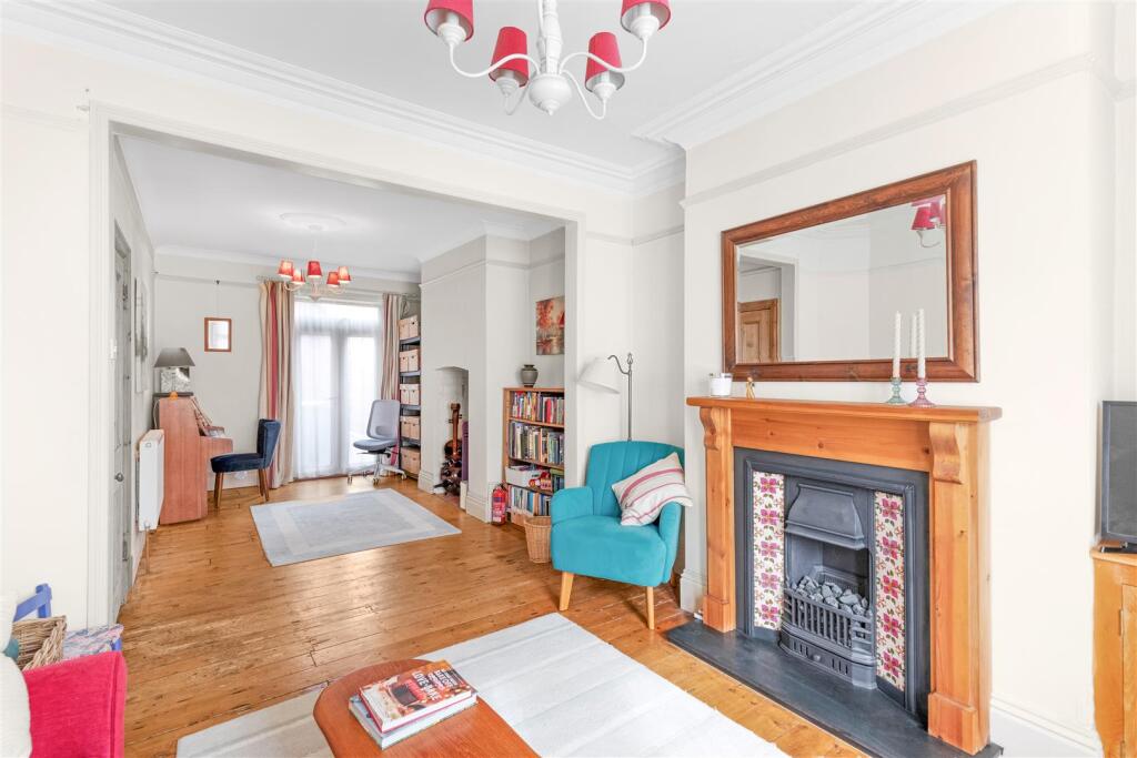 Hawthorn Road, Kettering - More