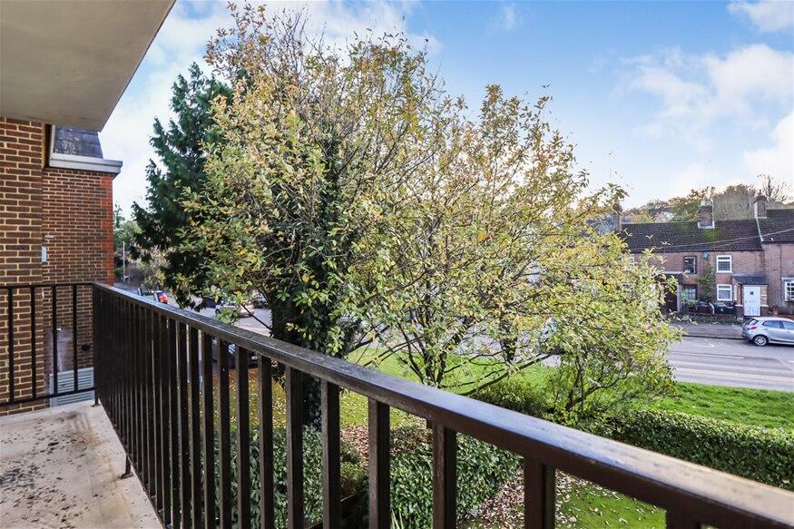 Apartment in St Albans, Harpenden - View 2
