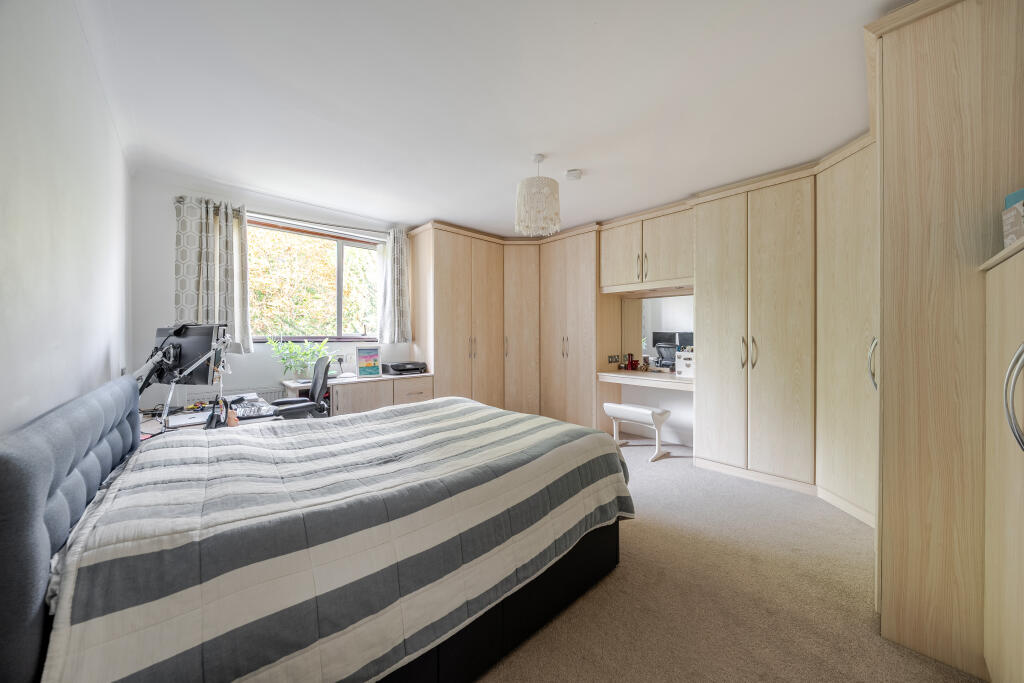 Apartment in St Albans, King Harry Park, St Stephens - More