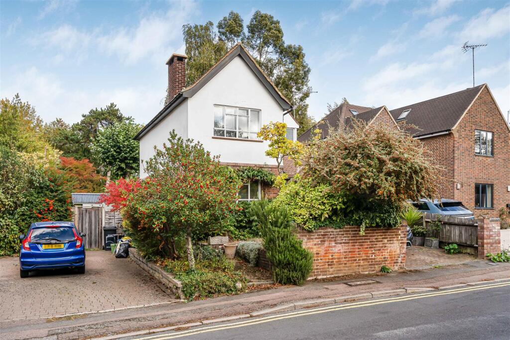 3-bed house on Grosvenor Road, St. Albans, £825,000
