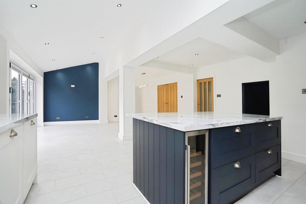 House in Nottingham, Wollaton Vale - More