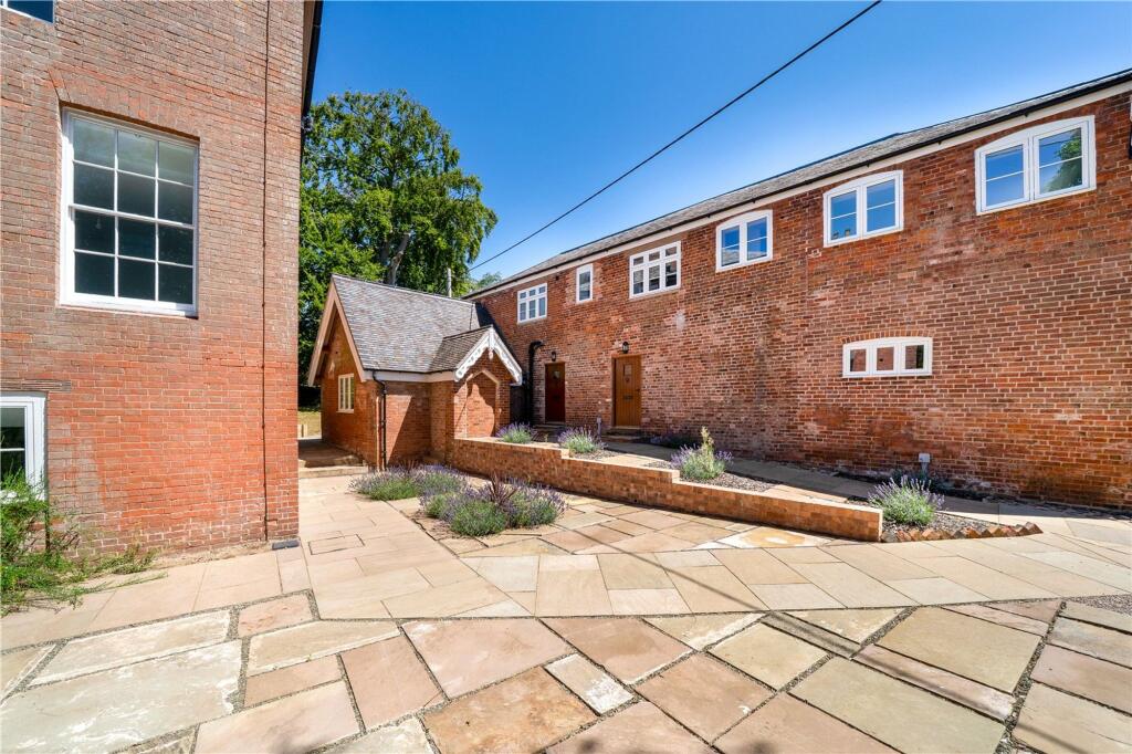 2-bed flat on Ashford Carbonel, Ludlow, SY8, £315,000