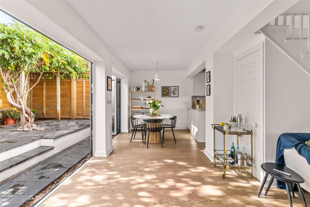 House in Twickenham - More