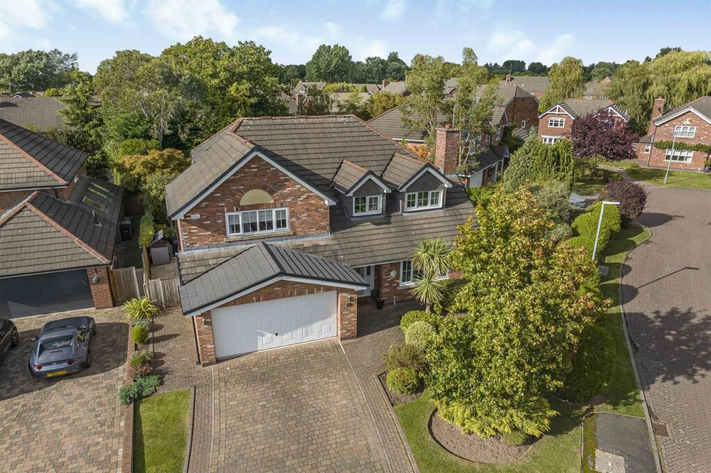 Walton Heath Drive, Macclesfield, SK10 photo 2
