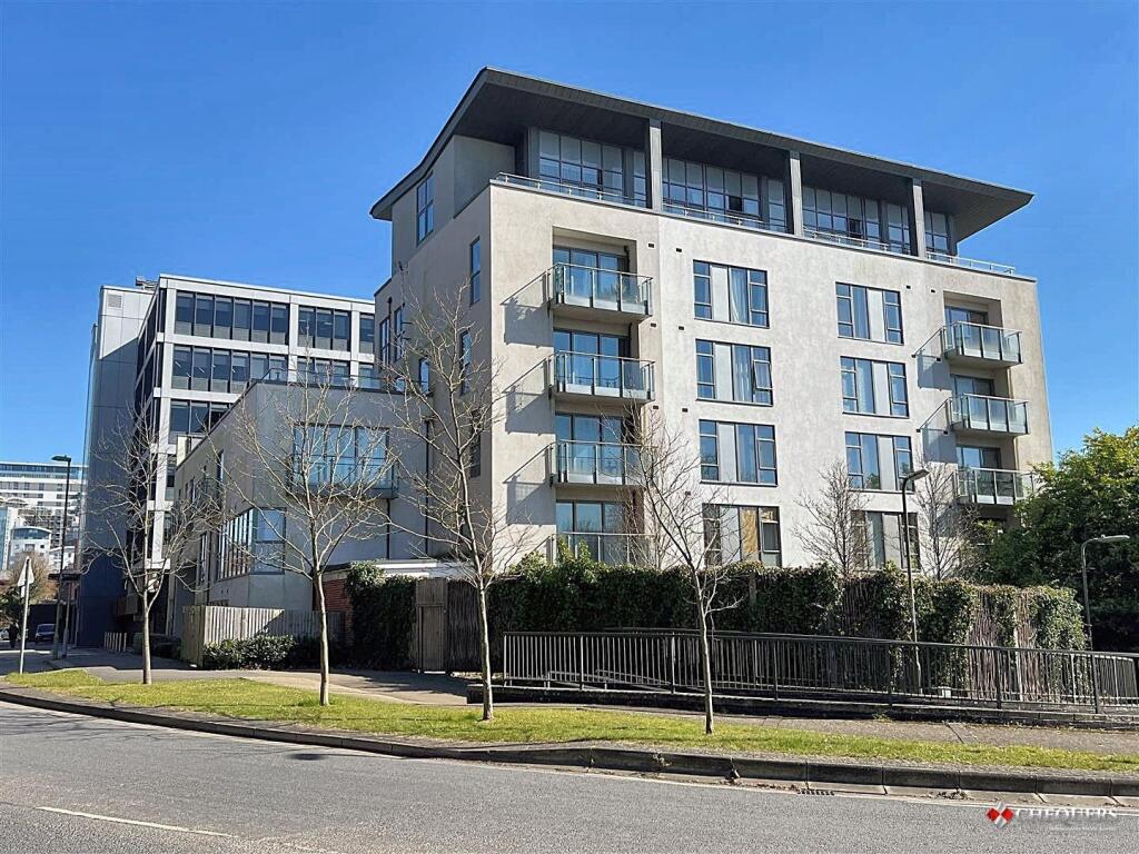 2-bed flat on Western Gate, Alencon Link, Basingstoke, £260,000
