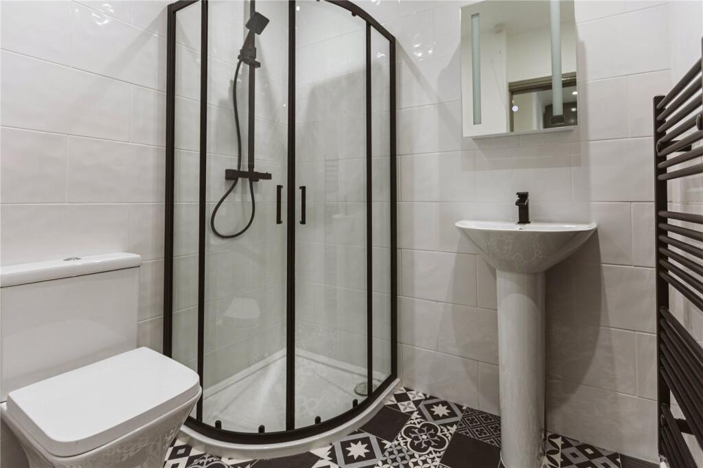 6 bedroom semi-detached house for rent