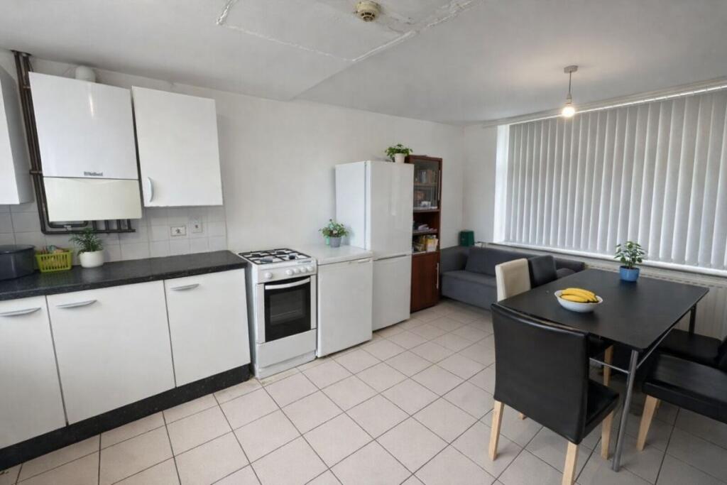 House in Hemel Hempstead, High Wycombe Community Board - View 5