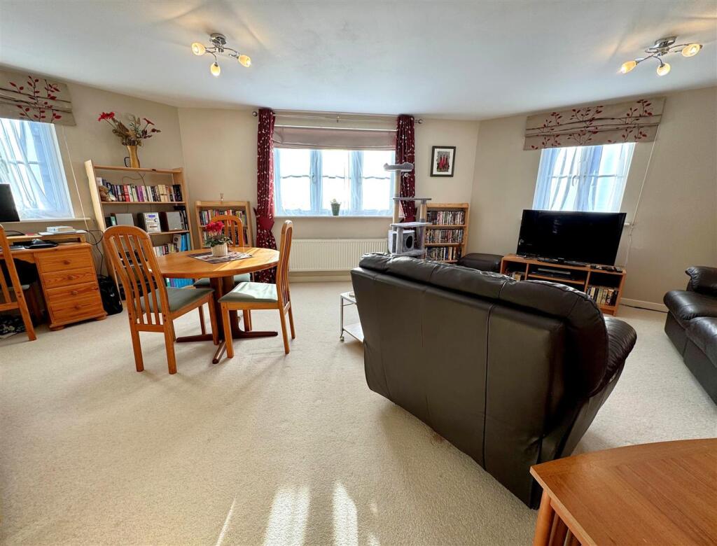 Park Cottage Drive, Titchfield Park photo 4
