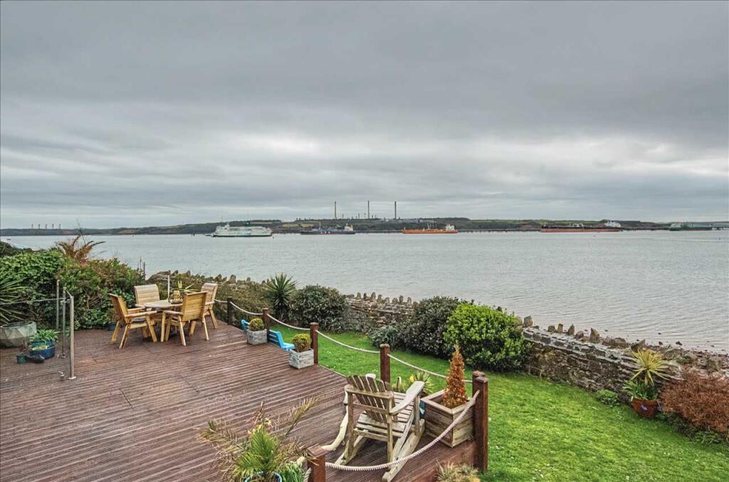 Main image of property: Flat D, 3 Pier Road, Milford Haven